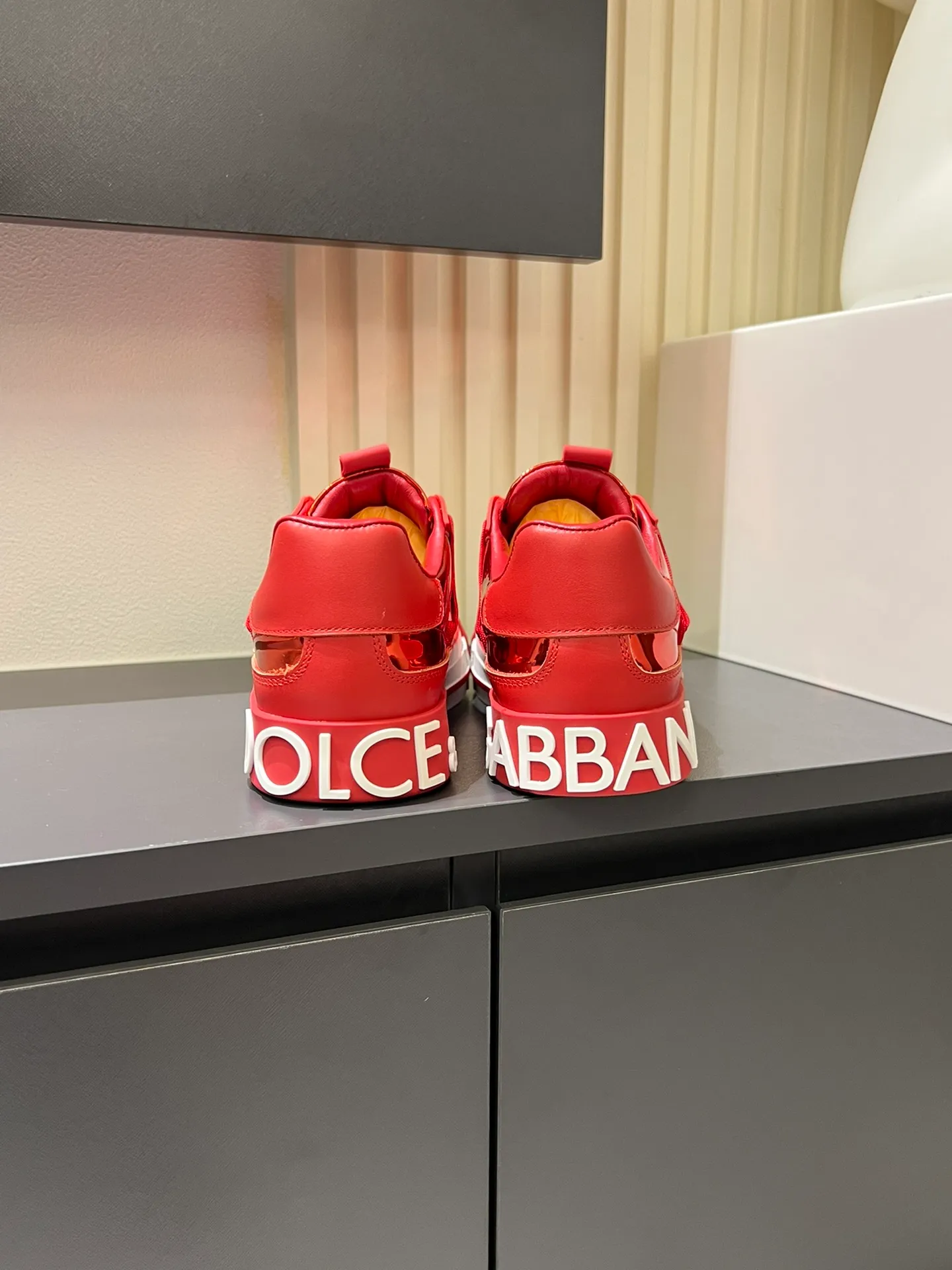 p480 Original order Couple model DG's new Custom 2.Zero sneakers combine the characteristic elements of the brand's two classic series, combining the simple and elegant silhouette of Portofino with the urban and capable attitude of Miami. Calfskin upper with contrasting details, micro-injection rubber logo on the side, laminated Dauphine leather heel, sheepskin lining, original outsole Size: Women's 35-40 (34, 41 can be ordered), Men's 38-44 (45, 46 can be customized)